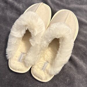 Cozy Cream Faux Fur Slippers